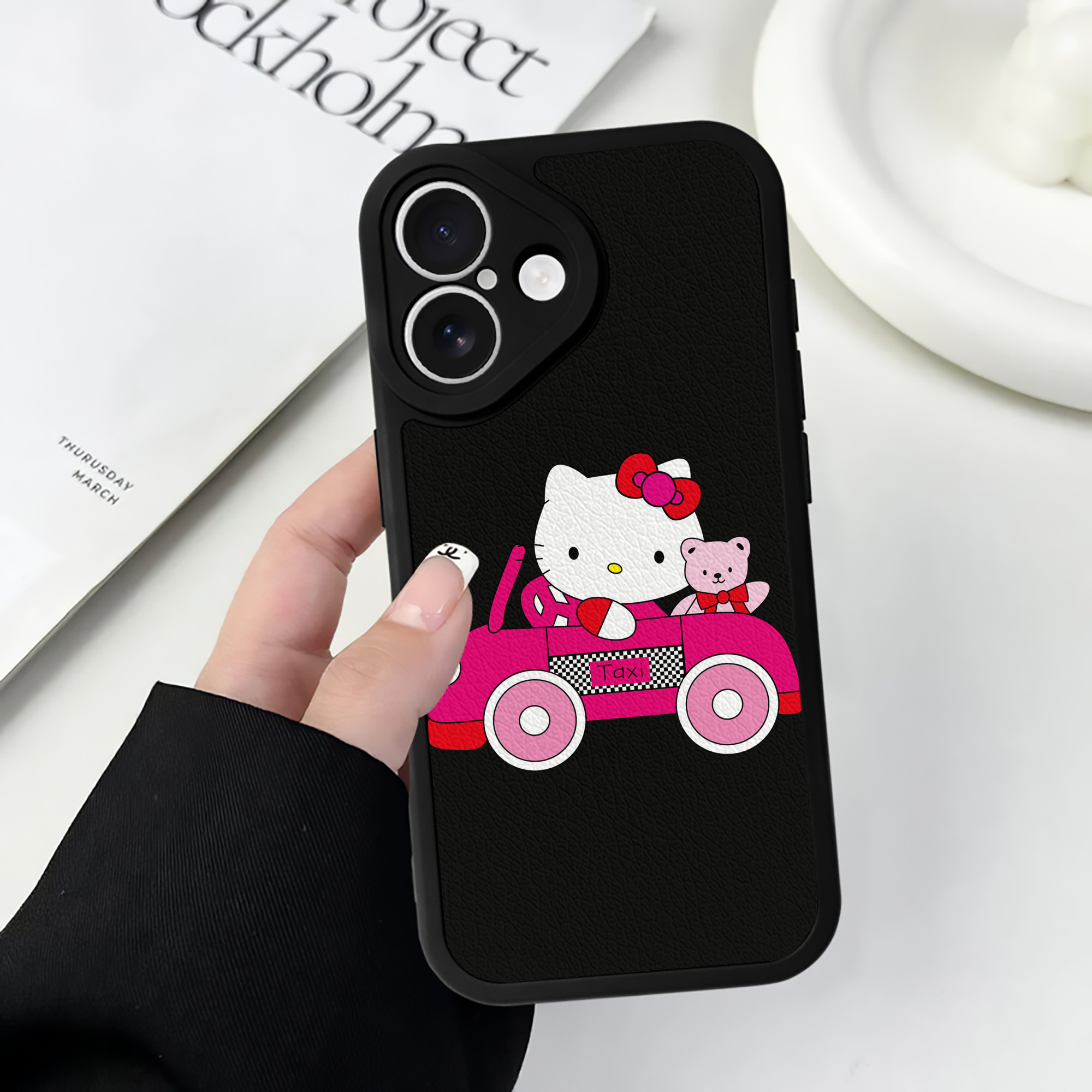 （画像用） Hello Kitty ハローキティ 【iPhone 16シリーズ対応】シリコンスマホケース（レザー調） 材質：シリコン
